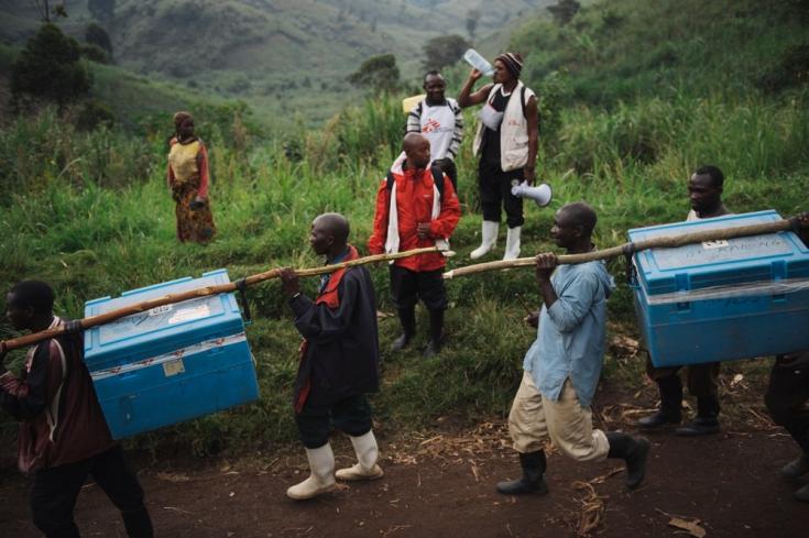 Así llevábamos hielo para mantener frías las vacunas durante una campaña de vacunación en el territorio de Masisi, en la República Democrática del Congo. Agosto de 2014