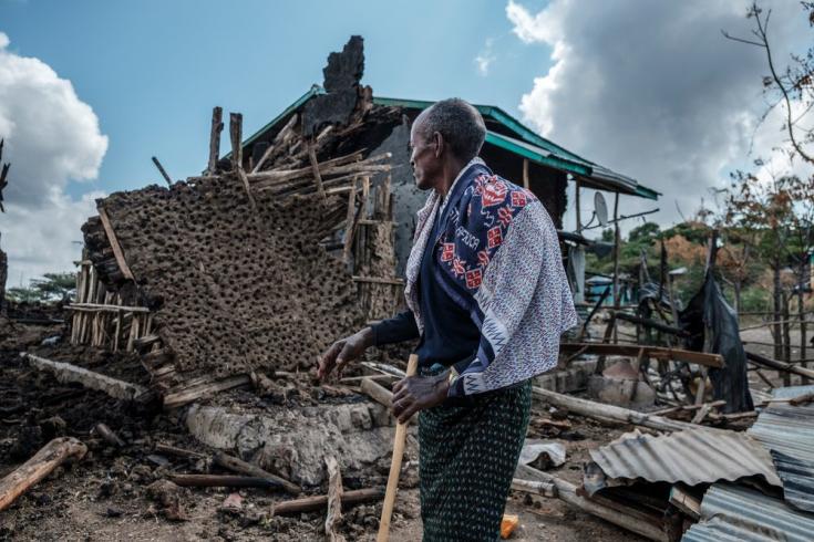Un hombre se para frente a su casa destruida en el pueblo de Bisober, en Etiopía, el 9 de diciembre de 2020.