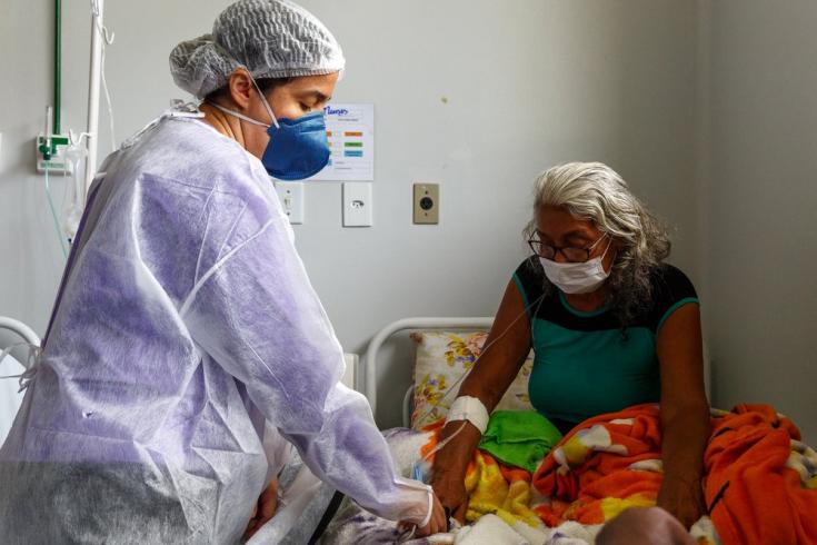 Una de nuestras doctoras atiende a una paciente con COVID-19 en el hospital regional de Tefé, quien fue trasladada ese mismo día en ambulancia aérea a Manaos, donde hay mayor acceso a cuidados intensivos. Diciembre de 2020