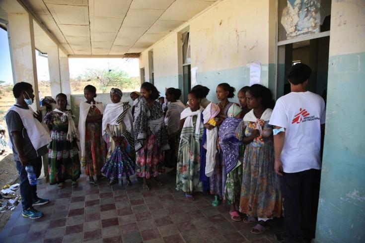 Mujeres esperan a ser atendidas por nuestro equipo en una clínica móvil en la aldea de Adiftaw, Tigray, Etiopía. Marzo de 2021