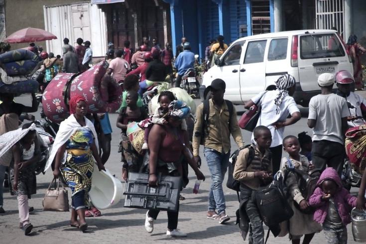 Habitantes de Goma abandonan sus barrios y hogares para ir a Sake, que está a 25 kilómetros de distancia. República Democrática del Congo, mayo de 2021