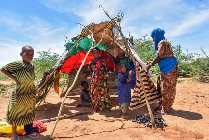 Una familia recién llegada al campo de refugiados de Dagahaley instala una tienda de campaña improvisada. Kenia, mayo de 2021
