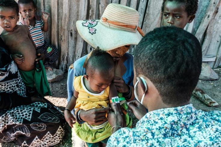 Nuestro equipo le realiza un cribado nutricional a una niña durante una clínica móvil. Región de Androy, Madagascar, julio de 2021