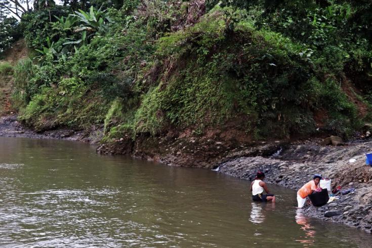Muchas familias desplazadas utilizan el río como fuente de agua para sus necesidades y para consumo, pero esta no es potable y en temporada seca puede escasear. Colombia, julio de 2021