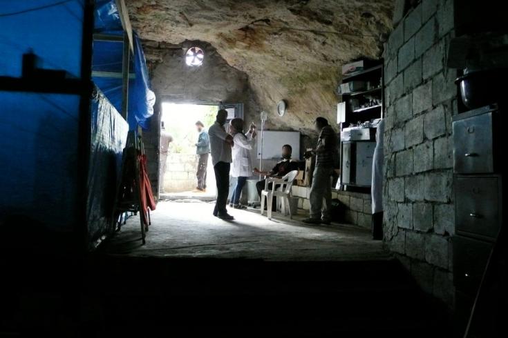 En agosto de 2012, cerca de la frontera de Siria con Turquía, MSF instala un hospital dentro de una cueva y crea allí una unidad quirúrgica estéril.