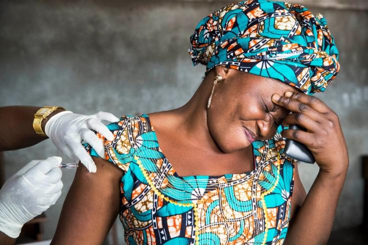 Una mujer recibe una vacuna para la fiebre amarilla en Kinshasa, en República Democrática del Congo. Agosto de 2016