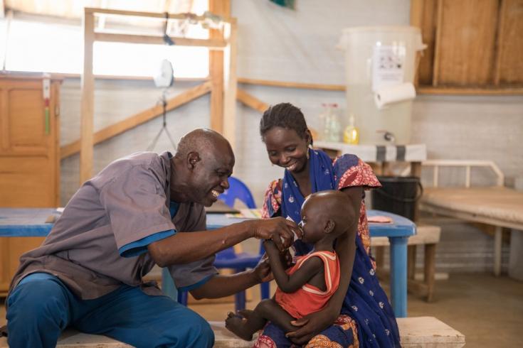 En el hospital del distrito de Mora, en la región del extremo norte de Camerún, MSF gestiona el pabellón pediátrico, que incluye una unidad de cuidados intensivos y un centro de nutrición, y brinda atención médica gratuita a niños menores de 5 años