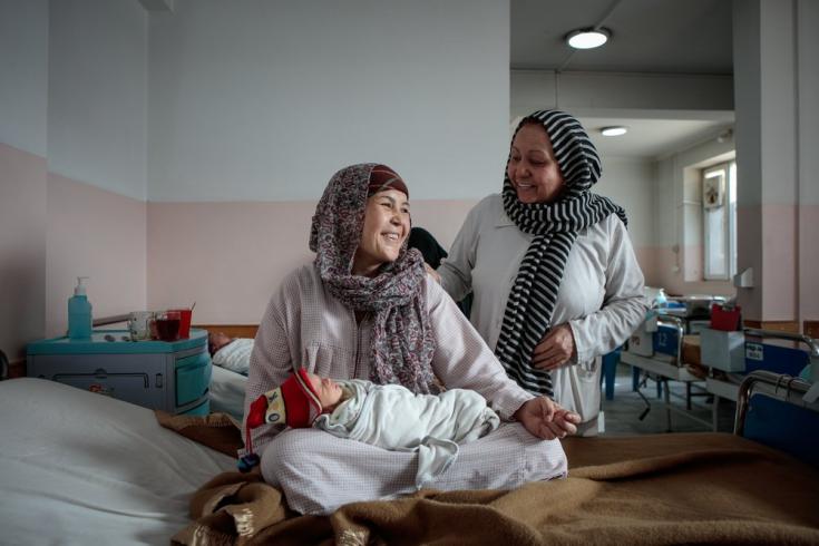 Zakia, de 32 años, sonríe junto a su madre Sakina, poco después de dar a luz a mellizos en nuestra maternidad en Dashte Barchi al suroeste de Kabul. Afganistán, diciembre de 2019