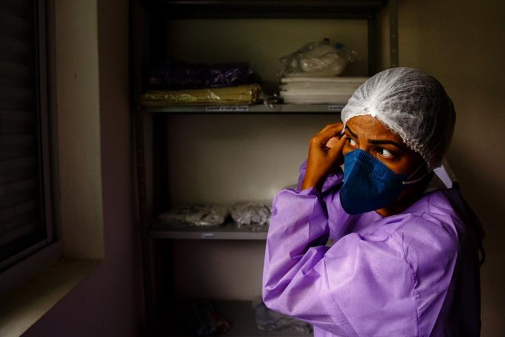 Una trabajadora de la salud de MSF se coloca su equipo de protección personal antes de ingresar a trabajar a un centro de COVID-19 en Brasil.