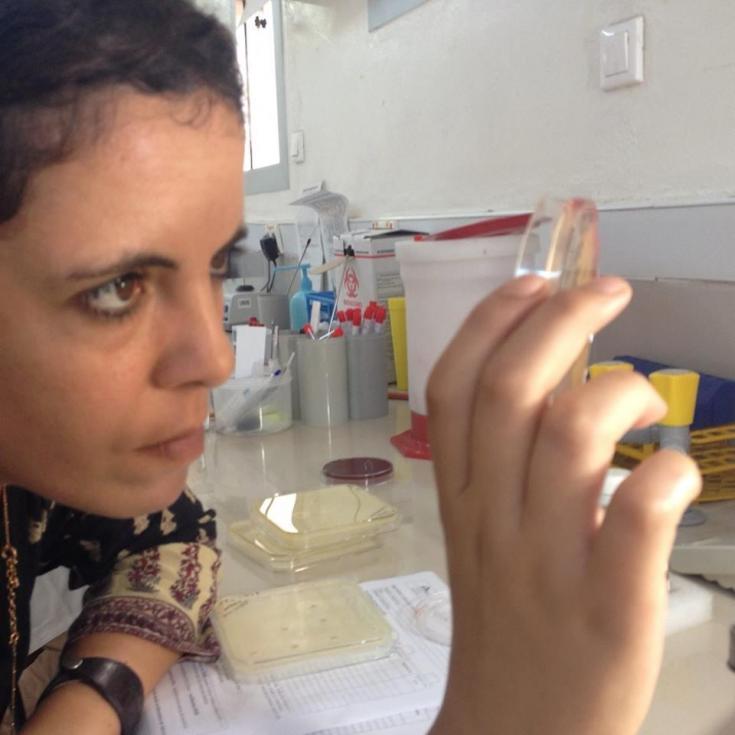 La Dra. Nada Malou, asesora en microbiología de Médicos Sin Fronteras.