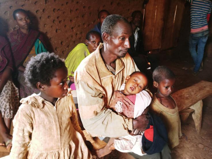Familia desplazada en Etiopía