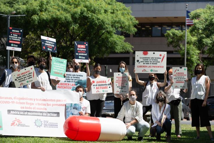 Integrantes de MSF reclaman por la liberación de patentes frente a la embajada de EEUU