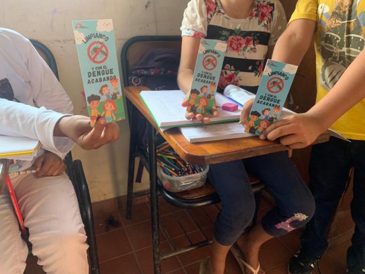 Capacitación sobre dengue a niños en escuelas en Santa Cruz, Bolivia