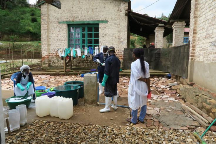 Higienistas lavan traje Ébola
