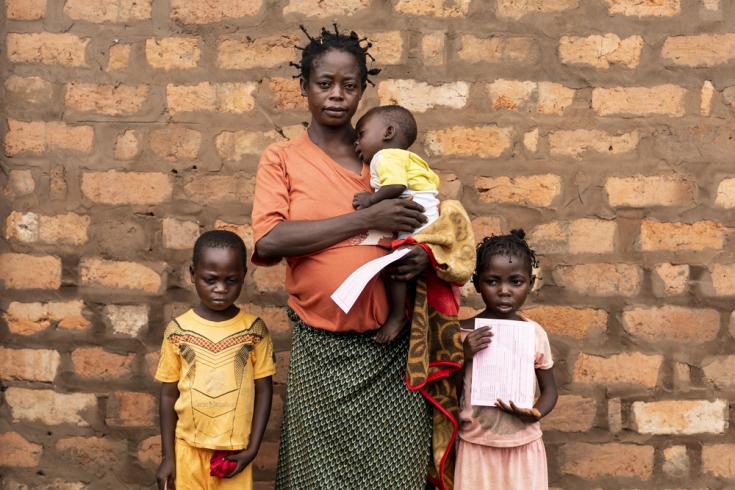 Madre con sus hijos que los llevó a vacunarse