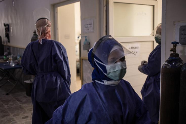 Enfermeras ocupadas en los pasillos de la sección COVID-19 del Hospital Nacional de Raqqa, en Siria.
