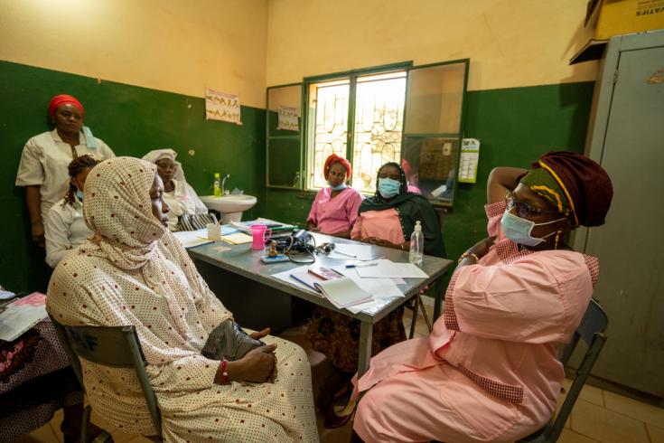 Enfermera de MSF enseñando autesteo de cáncer de mama en Bamako, Malí