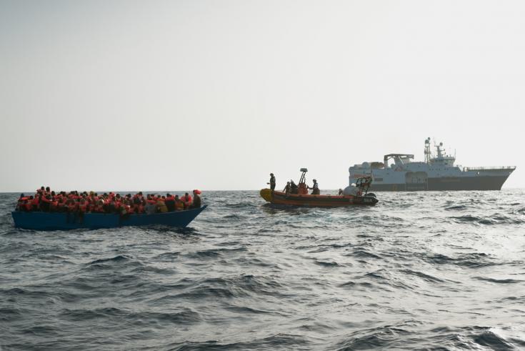 La mañana del 23 de octubre, los equipos de MSF fueron alertados de un barco de madera en peligro con 100 personas a bordo.