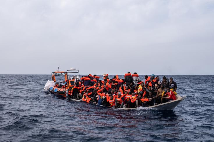 El 16 de noviembre, el Geo Barents rescató a 99 sobrevivientes a unas 30 millas de las costas libias. A la derecha, Moustafa y su hijo de 7 años, Ali, esperan pacientemente a recibir un chaleco salvavidas. 