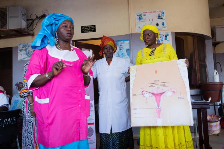 Doctora brinda charla de concientización sobre la prevención del cáncer de mama y de cuello uterino en un centro de salud en Bamako, Malí