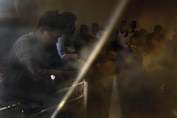 Personas hacinadas en la cela de una cárcel de Libia