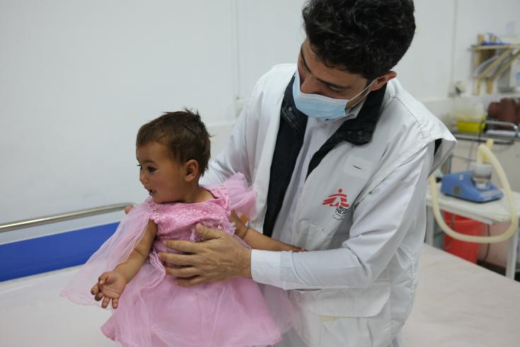 Samira, en la sala de emergencias del hospital Boost, no se encuentra bien desde que contrajo sarampión hace dos meses. El sarampión debilita el sistema inmunológico de los niños.