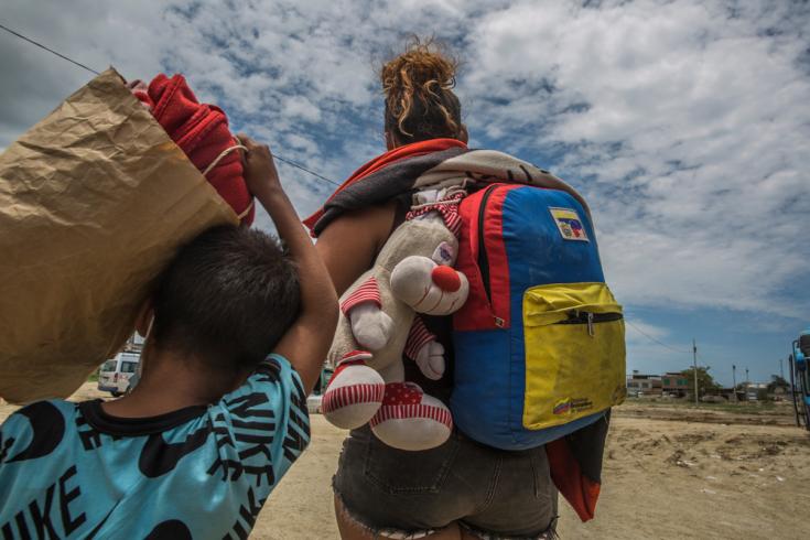 Migrante venezolana con su hijo en Aguas Verdes, Perú