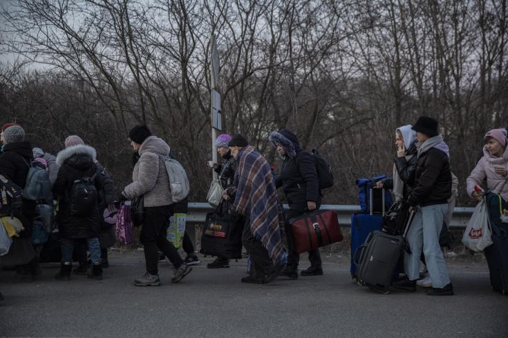 Cientos de ucranianos hacen cola para cruzar a pie la frontera con Eslovaquia