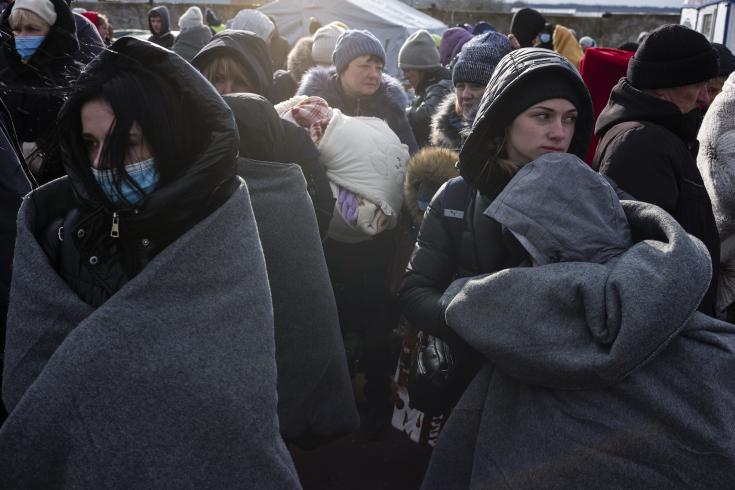 Refugiados ucranianos esperan para subir a los autobuses en el punto de partida de Palanca