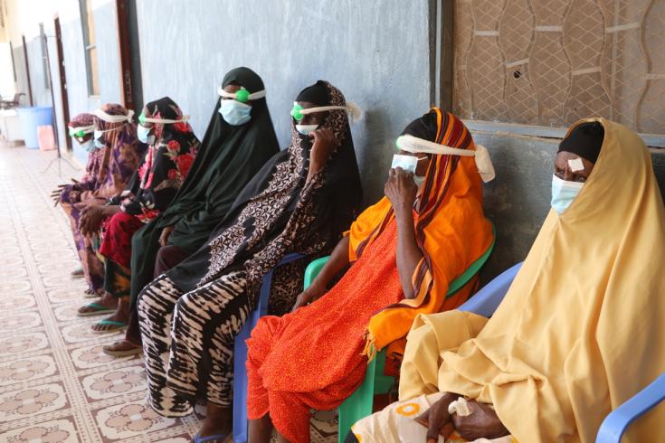 Aguardando cirugía ocular en Bakool, Somalia