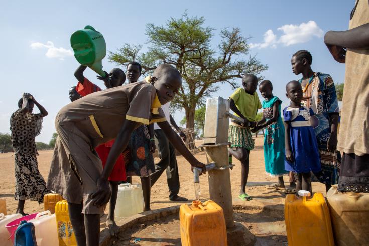 Los niños recogen agua de un pozo construido recientemente por MSF en el campo de desplazados de Gomgoi. 