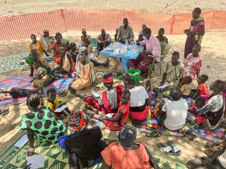 Los pacientes esperan consultas médicas en la clínica móvil de MSF en el campo de desplazados de Gomgoi. MSF está gestionando clínicas móviles en tres campos de desplazados en el condado de Twic, después de que las personas huyeran de sus hogares en Agok 