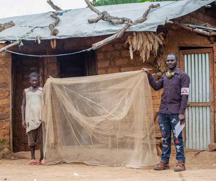 Distribución de mosquiteros en el campamento de MSF en Nduta.