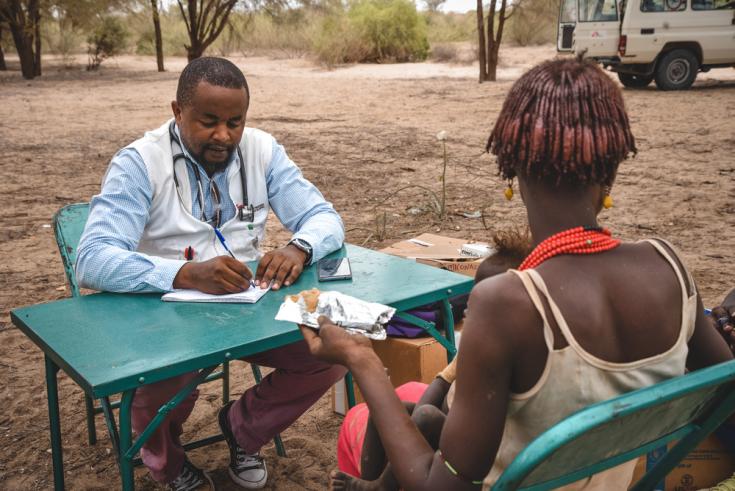 Médico clínico de MSF atiende a una madre y su hijo en Illeret, Kenia