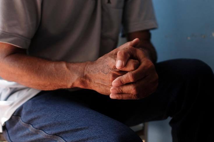 Manos de paciente atendido por el equipo de salud mental de MSF en Táchira, Venezuela
