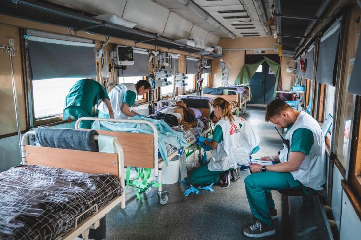 El equipo médico de MSF atendiendo a un paciente en la Unidad de Cuidados Intensivos del tren sanitario, Ucrania.