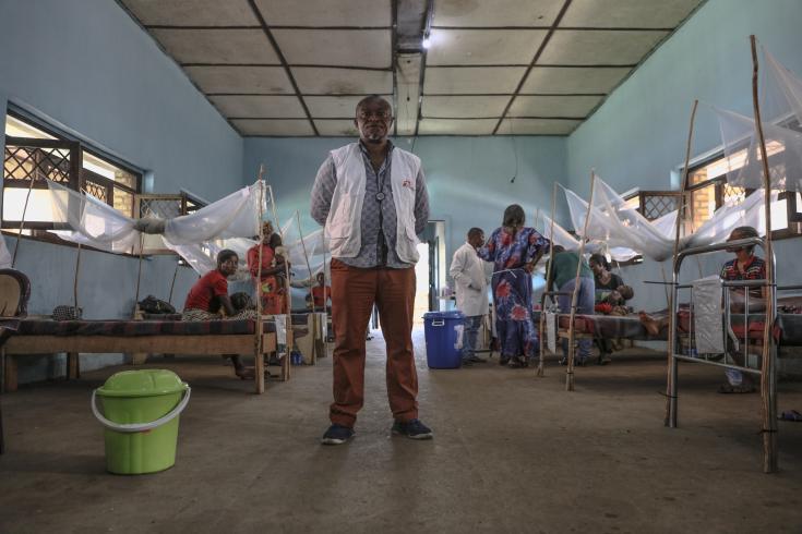 Médico de MSF atiende pacientes de sarampión en un hospital de RDC.