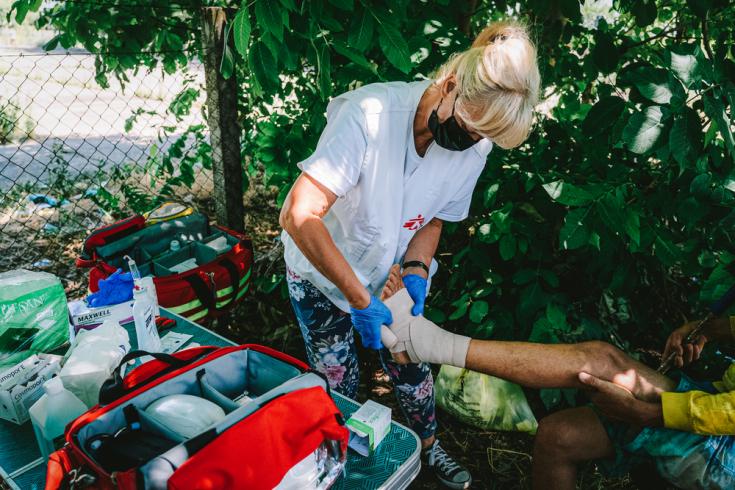 Enfermera de MSF atiende a paciente en Horgos, en la frontera entre Serbia y Hungría