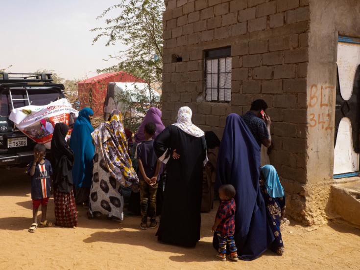 Madres con sus hijos esperando para la vacuna contra el sarampión en Burao, Somalilandia