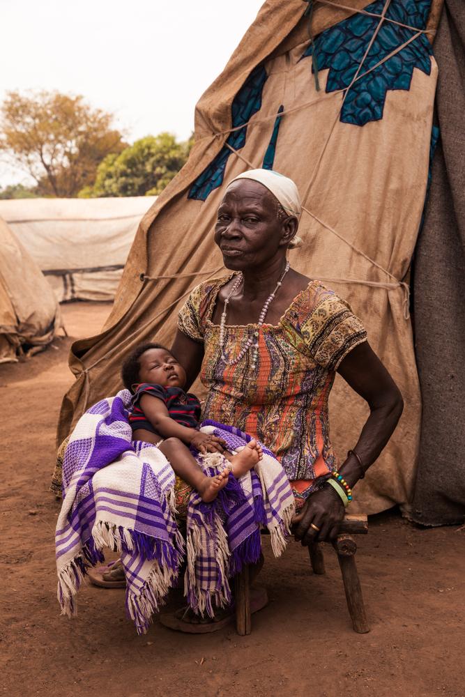 Mujer desplazada con su nieto en Tambura, Sudán del Sur