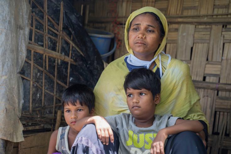 Familia rohingya en un campo para refugiados en Bangladesh