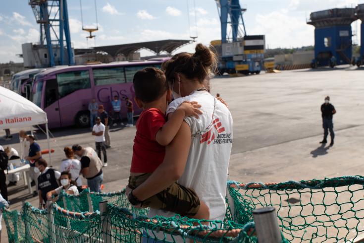 Rescate de MSF de mujeres y niños en Taranto, Italia.