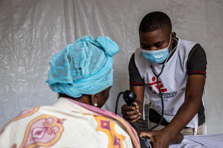 Un oficial clínico de MSF atiendo a un paciente en Palma, Mozambique