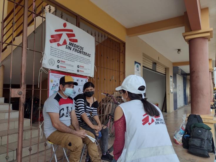 Psicóloga de MSF atendiendo en salud mental a pareja migrante en Guatemala