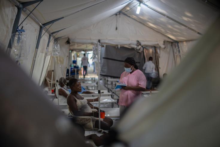 Enfermera asiste a madre de paciente con cólera, Turgeau, Haití
