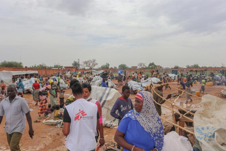 Grupo de personas desplazadas internamente atendidas por MSF en Kaya, Burkina Faso