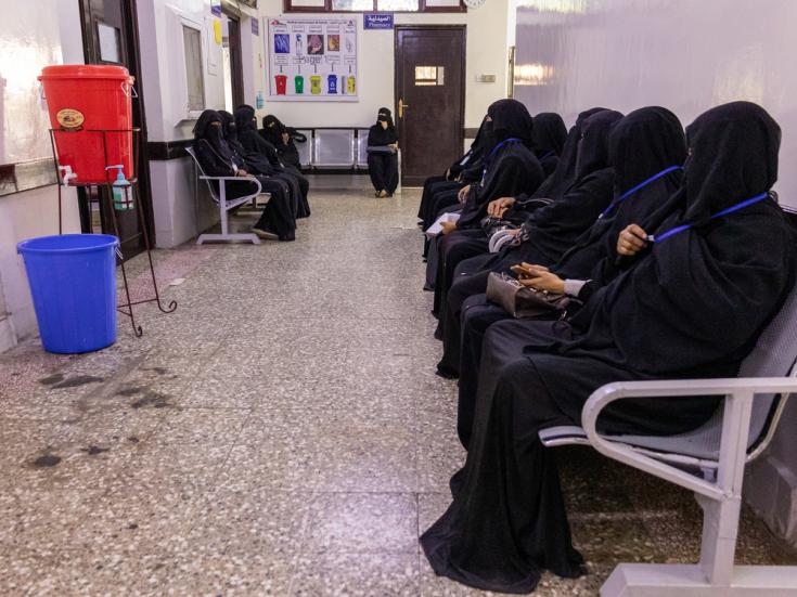 Mujeres esperando en el área de recepción de la sala prenatal en el Hospital Al Jahmouri, en la ciudad de Taiz, Yemen.