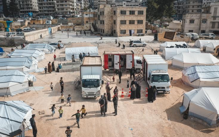 Clínica móvil en el noroeste de Siria que acoge a familias desplazadas como consecuencia del terremoto
