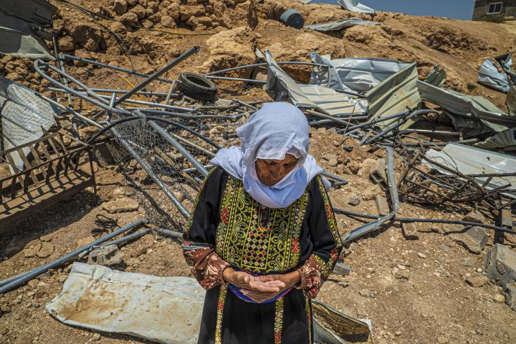 Mujer palestina delante de los escombros de su hogar en Masafer Yatta, Palestina. 