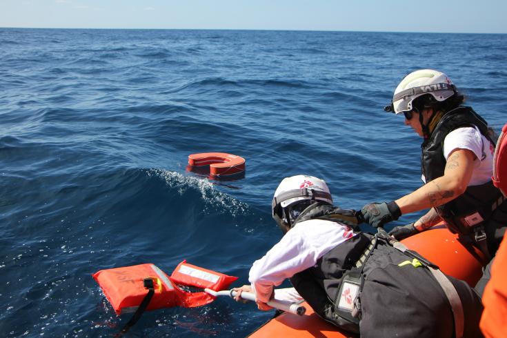 Equipo de MSF realiza simulacros de rescate en el mar Mediterráneo. 